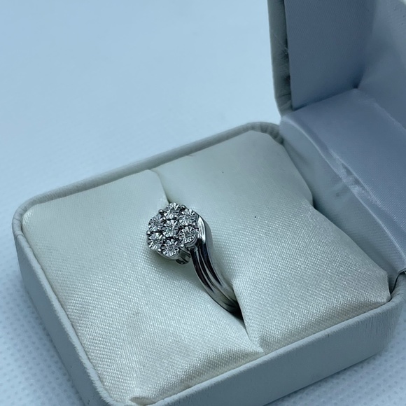 Sterling Silver & Cubic Zirconia Ring - Picture 4 of 4